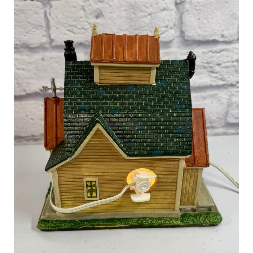 Lemax Village Farmington Creamery Ice Cream Porcelain Lighted Building Lights Up